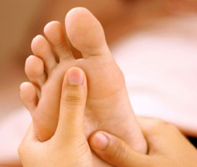 A fungal infection primarily manifests itself as peeling skin on the feet and itching. 